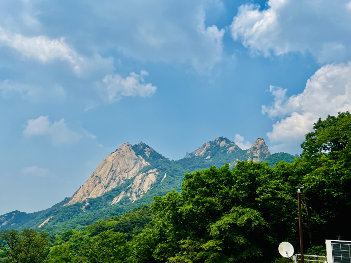 봉성암 극락보전 앞에서 바라보이는 노적봉, 백운대, 만경대, 인수봉의 모습