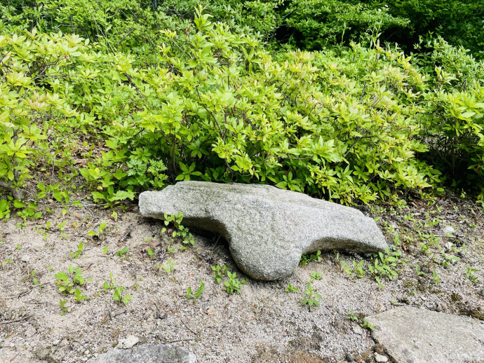 봉성암 전성능대사부도. 옥개석 파편이 떨어져 나가 방치되어 있다