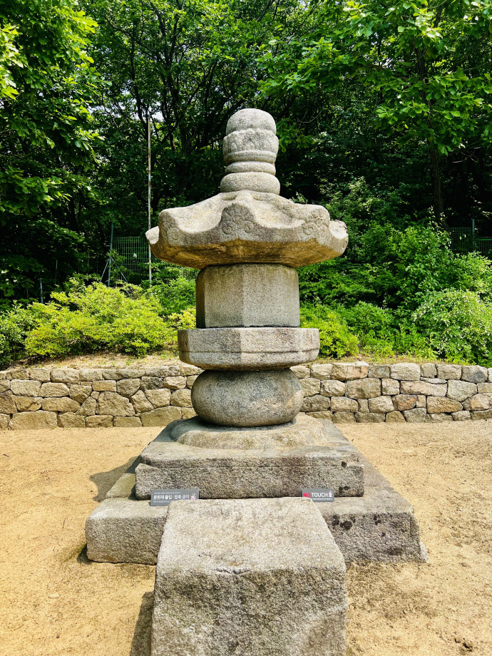 봉성암 전성능대사부도. 옥개석 파편이 떨어져 나가 방치되어 있다