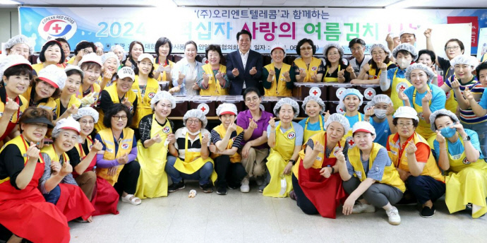 19일 대한적십자사 여름김치 나눔행사에 참석한 최대호 안양시장과 봉사자들이 함께 기념 촬영을 하고 있다. 사진=안양시청