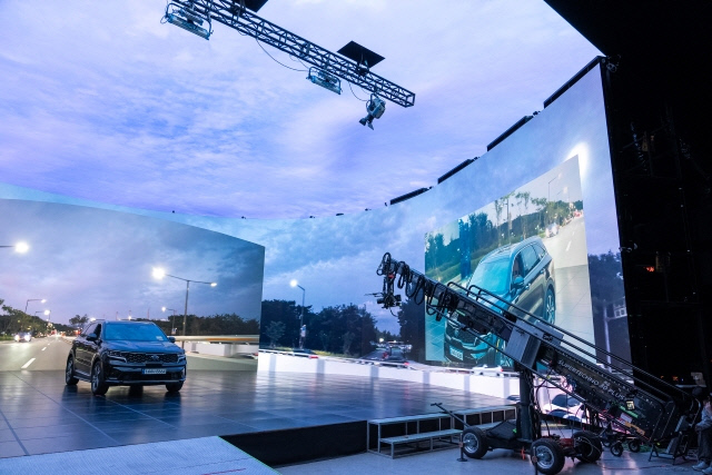 CJ ENM의 버추얼 프로덕션 스테이지에서 드라이빙 장면이 촬영되고 있는 모습. 사진=CJ ENM