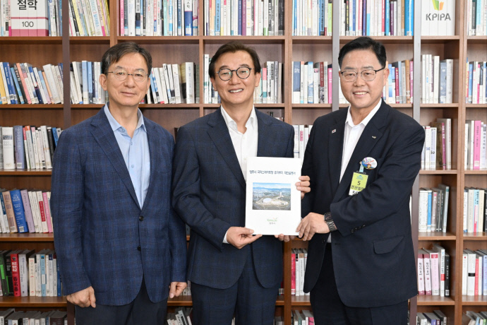 (왼쪽부터)정성호 국회의원, 전재수 국회 문체위원장, 강수현 양주시장이 6월 18일 양주시 국제스케이트장 유치에 대해 논의한 뒤 기념촬영을 하고 있다. 사진=양주시청