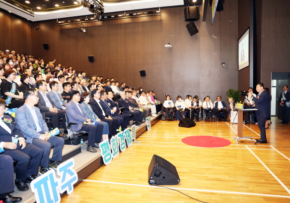 김경일 파주시장이 지난달 31일 두원공과대학교 파주캠퍼스에서 열린 ‘파주 평화경제 토크콘서트’에 참석해 인사하고 있다. 사진=파주시청