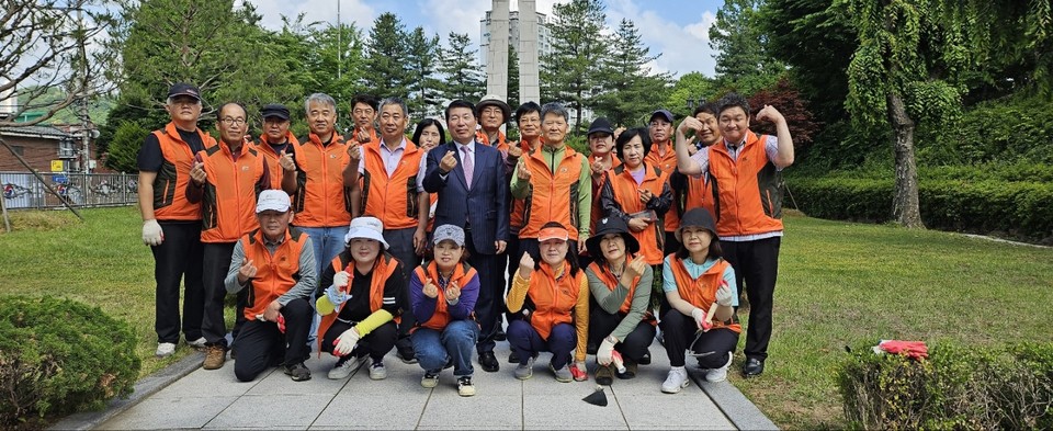 구리시는 관내 봉사단체인 ‘함지회’가 6월 1일 현충시설인 현충탑, 6.25참전기념탑, 호국 무공수훈자공적비, 베트남 참전기념탑 등에서 호국보훈의 달을 맞아 환경정비 봉사활동을 실시했다고 3일 밝혔다. 사진=구리시