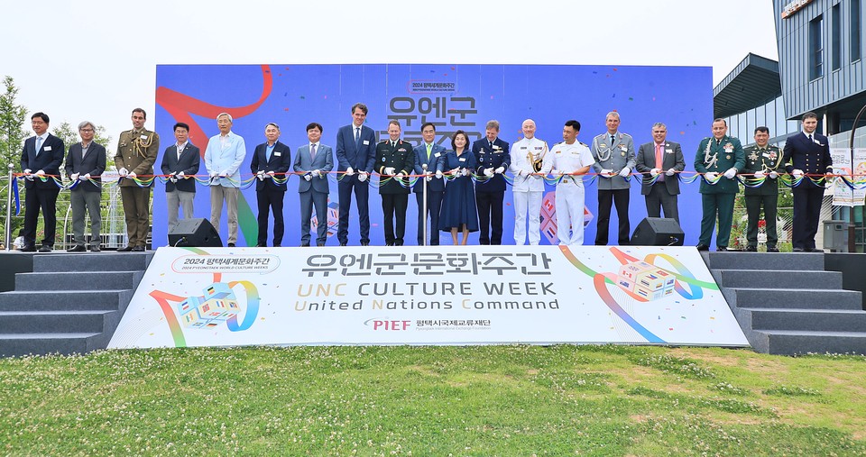 평택시국제교류재단, '2024 평택세계문화주간: 유엔군문화주간' 개막식 성황리에 개최평택시립배다리도서관에서 다양한 국제 행사 진행평택시국제교류재단은 지난 7일 평택시립배다리도서관에서 ‘2024 평택세계문화주간: 유엔군문화주간’ 개막식을 성황리에 개최했다고 11일 밝혔다.이날 개막식에는 정장선 평택시장과 데릭 맥컬리 유엔군사령부 부사령관, 자크 플리스 주한룩셈부르크대사를 비롯해 영국, 호주, 필리핀, 그리스, 프랑스, 콜롬비아, 독일 대사관 국방무관 및 시민 등 약 500명의 내외국인 관람객이 참여했다.유엔군사령부 및 참전국의 역할을 소개하는 영상 상영을 시작으로 평택소년소녀합창단과 공군작전사령부 군악대의 공연으로 개막식에 참석한 유엔군 참전국 및 보훈단체와 관계자들에게 감사의 마음을 전했다. 특히, 평택소년소녀합창단은 참전용사들에게 전하는 감사편지 낭송으로 감동을 선사했으며, 뮤지컬 ‘영웅’의 대표 넘버인 ‘영웅’과 ‘그날을 기약하며’를 부른 공군작전사령부 군악대의 공연은 시민들의 뜨거운 환호를 받았다.올해 유엔군문화주간에는 유엔군사령부와 한국전쟁 22개 참전국의 참전 정보, 유물 및 사진들을 감상할 수 있는 전시도 함께 열리고 있으며, 군복·군장 및 한국군과 프랑스군의 전투식량 체험도 제공된다.정장선 평택시장은 “유엔사 참전용사의 숭고한 헌신에 대해 무한한 감사와 경의를 표한다”며, “이번 유엔군문화주간을 통해 평택시에 주둔하는 유엔군사령부의 역할과 위상을 알리고 국제적 동반자 관계로 발전되는 계기가 되기를 기대한다”고 밝혔다.2024 유엔군문화주간은 평택시립배다리도서관에서 이달 13일까지 계속되며, 전시 및 문화 체험과 함께 12일과 13일 양일간 유엔군 참전국인 필리핀과 그리스의 요리 체험도 참여할 수 있다. 프로그램 참여 방법과 자세한 정보는 평택시국제교류재단 누리집에서 확인할 수 있다.류제현·임강유기자평택시국제교류재단은 지난 7일 평택시립배다리도서관에서 ‘2024 평택세계문화주간: 유엔군문화주간’ 개막식을 성황리에 개최했다고 밝혔다. 사진=평택시국제교류재단