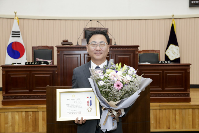 구리시의회 김성태 의원은 지난 10일 대한민국 시군 자치구 의회 의장협의회로부터 2024년 대한민국지방의정봉사상을 수상했다. 사진=구리시의회