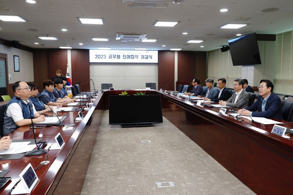 지난 11일 화성시, 공무원 단체협약 체결식 현장 사진=화성시청