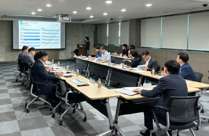 파주시 관계자들이 13일 국민안전체험관 건립을 위한 타당성 조사와 기본계획 연구용역에 대한 최종보고회를 진행하고 있다. 사진=파주시청