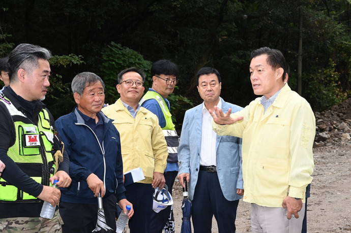 지난해 9월 이재준 수원시장이 광교산 통신대 군사도로 복구공사 현장에 찾아가는 현장시장실을 열고 현장을 점검하고 있다.
