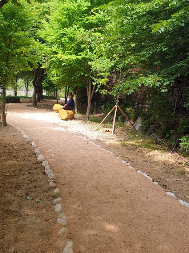 의정부시가 민락천변 녹지에 조성한 맨발 황톳길. 사진=의정부시청