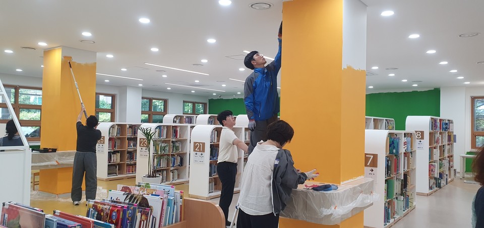 군포시산본도서관이 시민들에게 따뜻하고 창의적인 이미지를 제공하기 위해 도서관 도색작업을 마쳤다. 사진=군포시