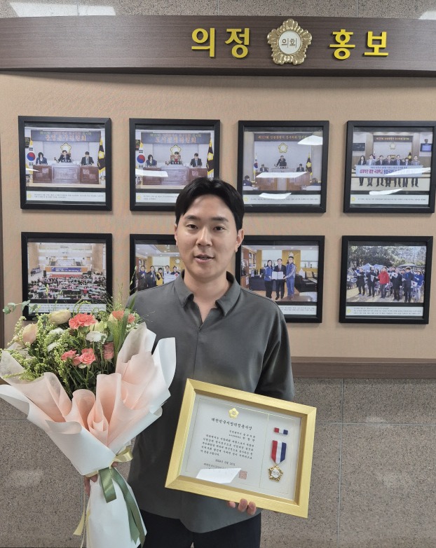 한창한 인천 중구의원이 26일 대한민국 지방의정 봉사상을 수상한 뒤 기념 촬영을 하고 있다.   사진=중구의회