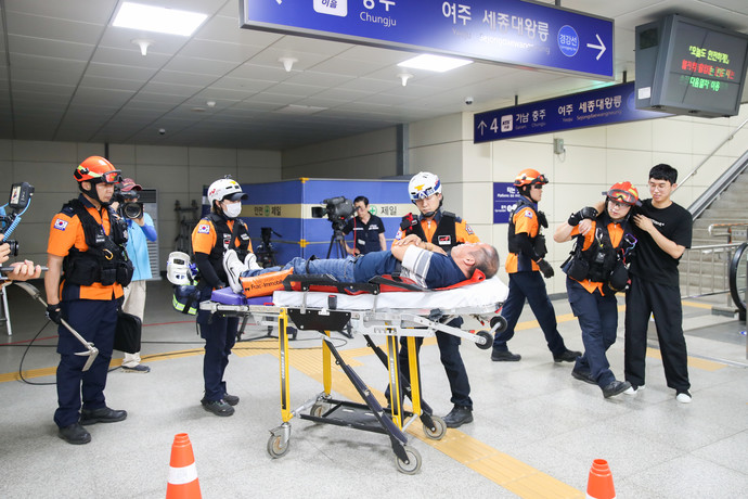 승강기 사고대응 합동훈련 모습. 사진=이천시