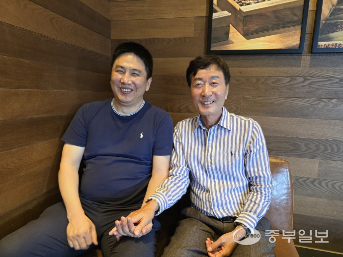 이인식 동두천시 빙상팀 감독(오른쪽)과 고석봉 전 스피드스케이팅 국가대표팀 코치가 손을 맞잡고 있다. 이들은 