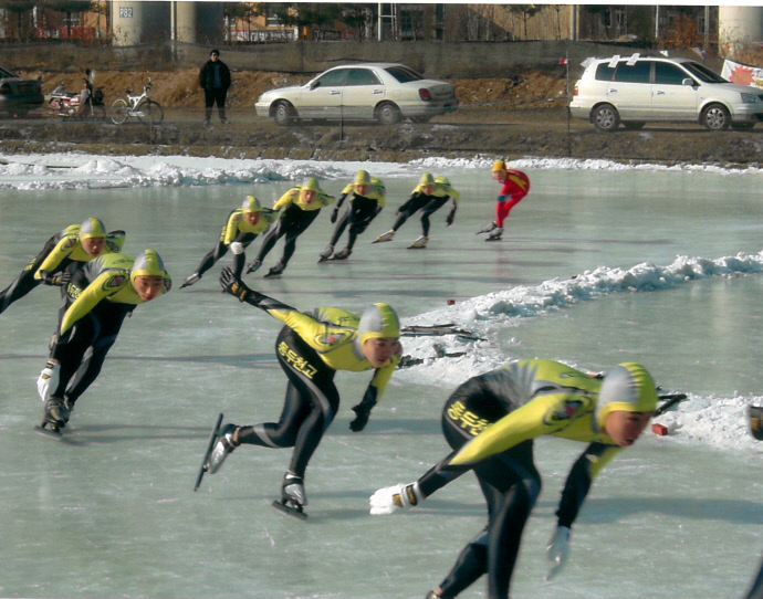 1990년대 동두천시 하천 신천교 부근에 조성한 스케이트장에서 훈련 중인 동두천고등학교 빙상팀 선수들. 사진=동두천시청
