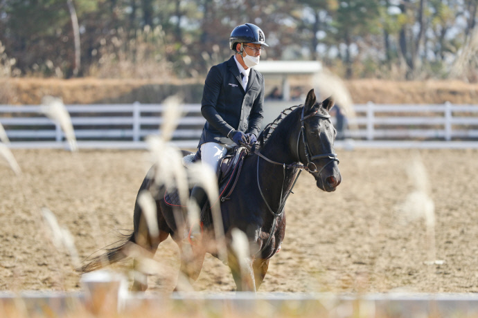 승마대회에서 기량을 선보이고있는 퇴역경주마