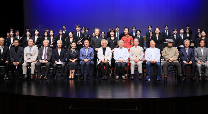 3일 평택시남부문예회관에서 진행된 평택시립국악관현악단 창단식에서 정장선(앞줄 왼쪽에서7번째) 평택시장과 박범훈 예술감독(앞줄 오른쪽에서 7번째) 등 관계자들과 단원들이 기념사진을 촬영하고 있다. 사진=평택시