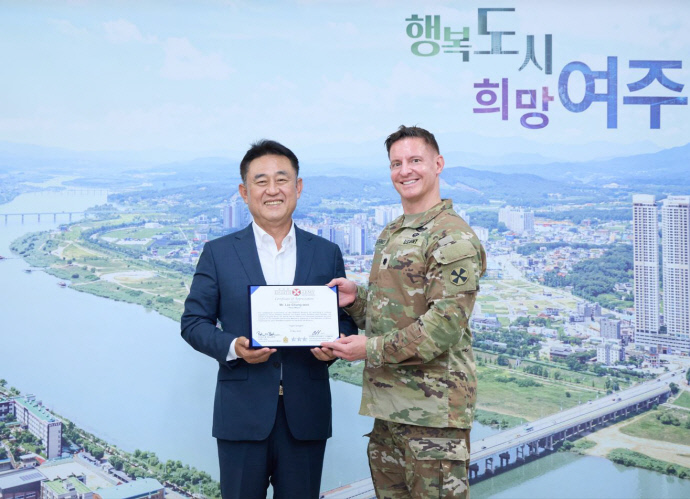 美 8군 사령관, 이충우 여주시장에 감사장 전달