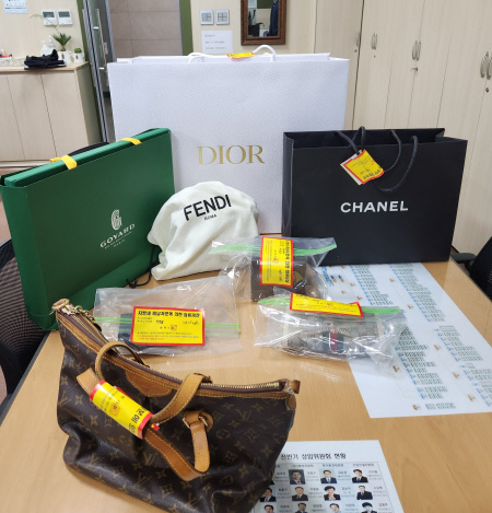 평택시가 고액·상습 체납자에 대한 가택수색을 실시해 현금 2000만 원을 현장에서 징수하고, 명품 가방 등 13점을 압류 조치했다. 사진=평택시