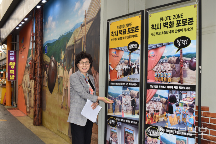 정성순 군포역전시장 상인회장이 군포역전시장 내부를 소개하고 있다. 이성관 기자