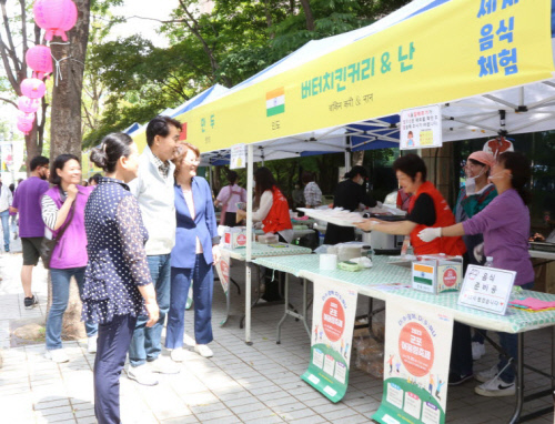 5월 군포국민체육센터에서 열린 ‘다(多)양한 가족 다(多)같이 가족어울림축제’ 현장을 찾아 시민들과 이야기를 나누는 하은호 군포시장. 사진=군포시청