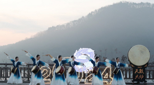 군포 반월호수에서 해맞이 공연이 펼쳐지고 있다. 사진=군포시청
