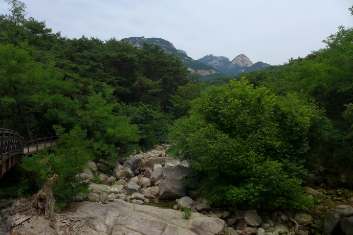 북한산 입구에서 본 북한산. 사진=박찬희