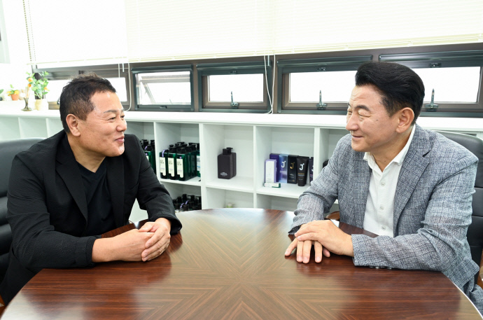 김동근 의정부시장이 관내 중소기업 ‘제이숲’ 대표와 대화를 하고 있다. 사진=의정부시