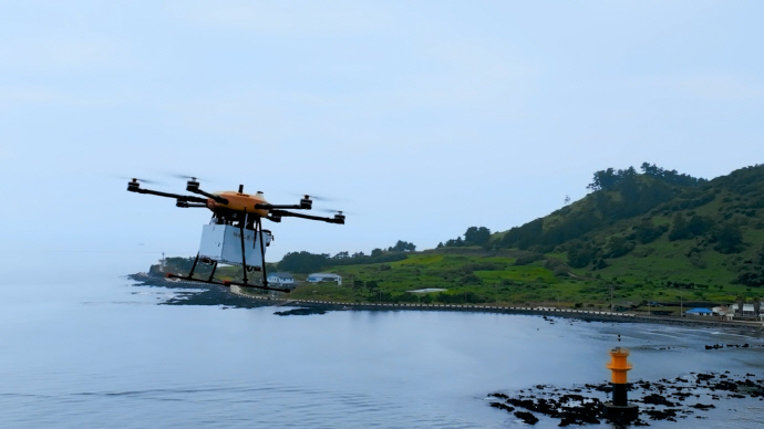 삼성전자 모바일 제품을 실은 드론이 제주시 비양도를 향해 비행하고 있는 모습. 사진=삼성전자