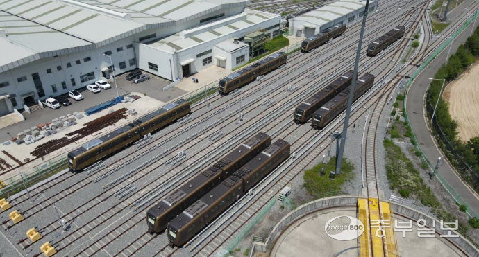 지난 6월 18일 김포시 양촌읍 김포한강차량기지에 김포골드라인 전동차들이 드나들고 있다. 배상일기자