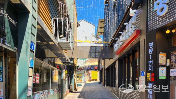 최근 춘천시 명동 닭갈비골목. 여전히 타지역에서 온 관광객들이 고객의 주를 이루지만, 예전 명성만큼 붐비지 않는 모습이다. 강민구기자