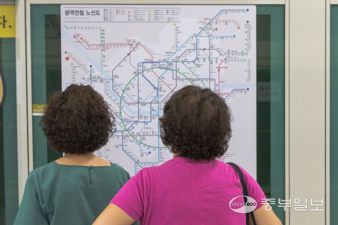 최근 김포골드라인 구래역에서 시민들이 수도권광역전철 노선도를 보고 있다. 강찬구기자