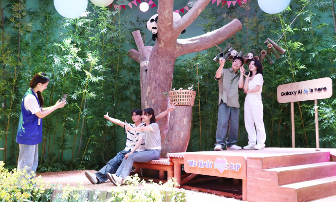 에버랜드 바오패밀리 콘셉트의 ‘갤럭시 Z 폴드6?Z 플립6’ 체험존에서 방문객들이 갤럭시 신제품을 체험하고 있다. 사진=삼성전자