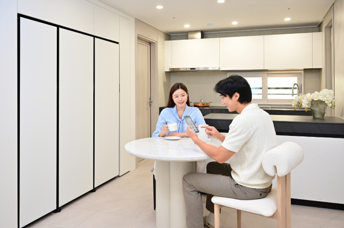 삼성전자 모델이 스마트 아파트에서 각 공간의 가전을 직관적으로 관리할 수 있는 ‘3D 맵 뷰(Map View) 기능을 체험하고 있다. 사진=삼성전자