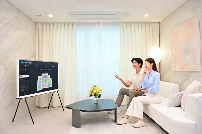 삼성전자 모델이 스마트 아파트에서 각 공간의 가전을 직관적으로 관리할 수 있는 ‘3D 맵 뷰(Map View) 기능을 체험하고 있다. 사진=삼성전자