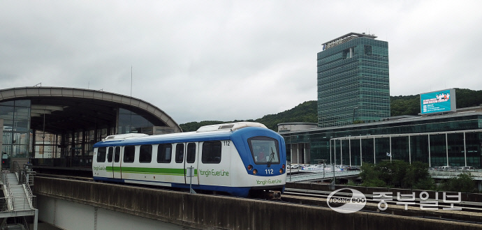 용인경전철 에버라인 열차가 용인시청 앞을 지나가고 있다. 중부일보 DB