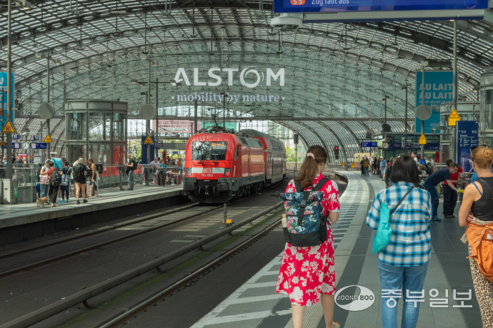 최근 독일 베를린중앙역. RE 열차가 들어오고 있다. 강찬구기자