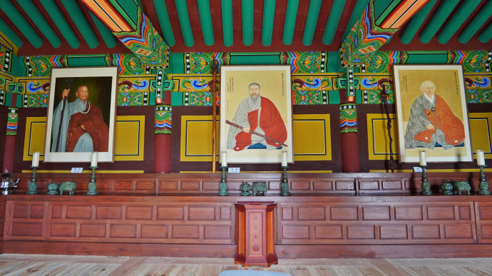 조사전에 모신 봉국사 조사스님들의 진영. 왼쪽부터 춘성스님, 경허스님, 만공스님. 사진=유승혜