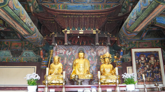 대광명전의 화려한 닫집과 불단 위에 모신 목조아미타여래좌상과 협시불인 관음보살상, 지장보살상. 사진=유승혜