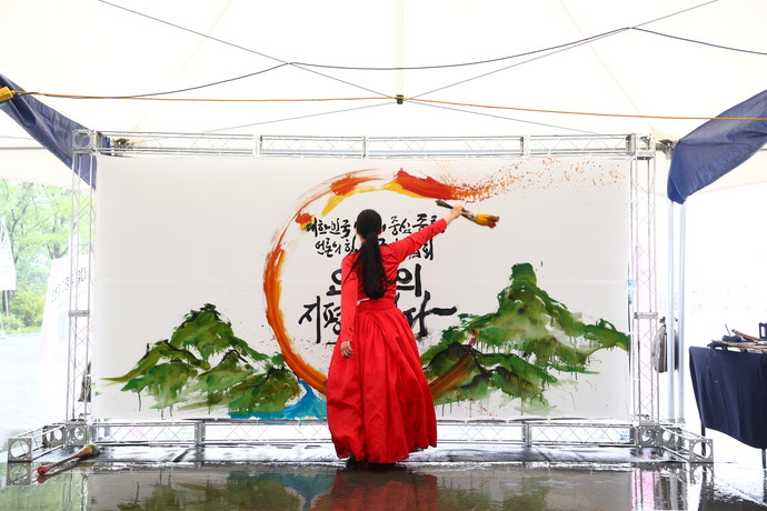 2일 오전 종로 광화문광장 놀이마당에서 열린 한국편집기자협회 창립 60주년 기념 특별전 '언론의 지평' 개막식 퍼포먼스를 선보이는 '글씨당' 김소영 작가.