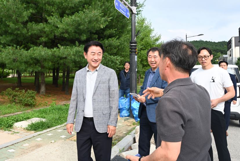 김동근 의정부시장이 지난 5일 송산3동 소재 새롬마을(민락동 871번지 일원)에서 ‘현장시장실’을 열고 주민들과 소통했다. 사진=의정부