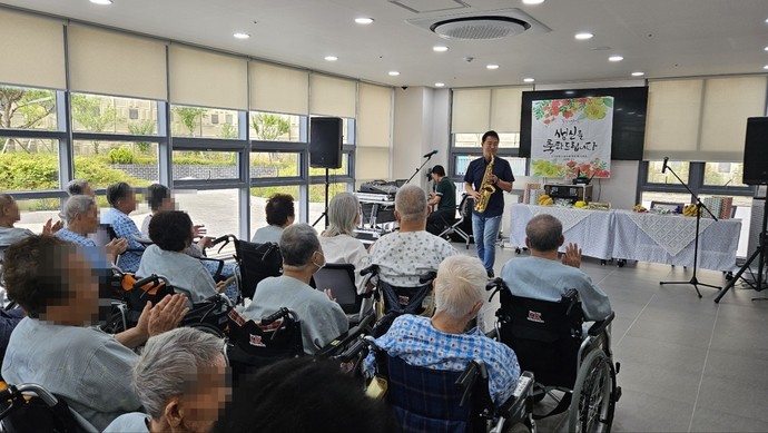 성심요양병원 3층에 위치한 성심홀에서 환자들의 생일 축하 행사가 열리고 있다. 사진=성심요양병원