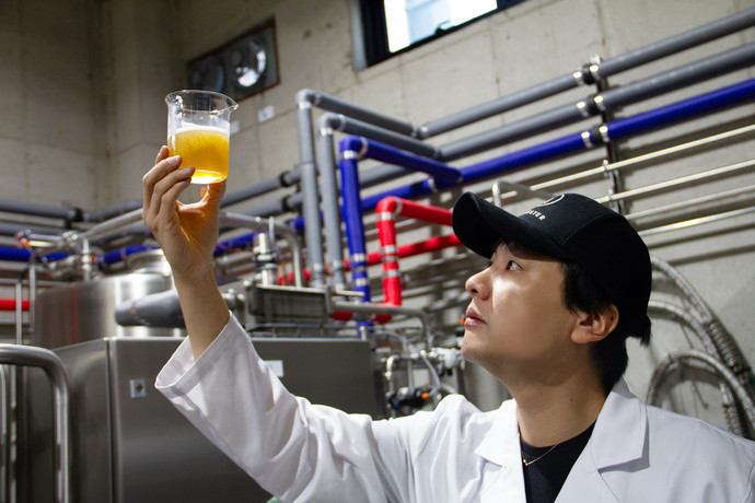 박진호 아트몬스터 브루어리 대표가 생산 맥주를 확인하고 있다. 사진=아트몬스터 브루어리