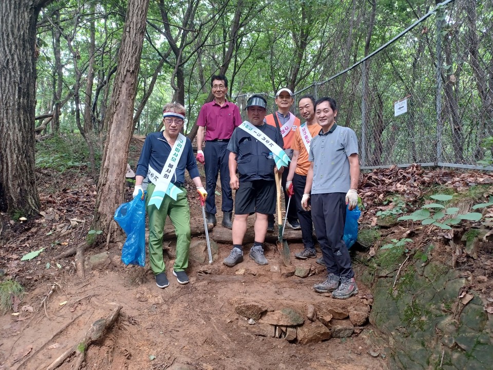 지난 7일 구리따사모봉사회는 아차산 등산로에서 폭우로 인한 등산로 보수 봉사활동을 전개했다. 사진=구리시청