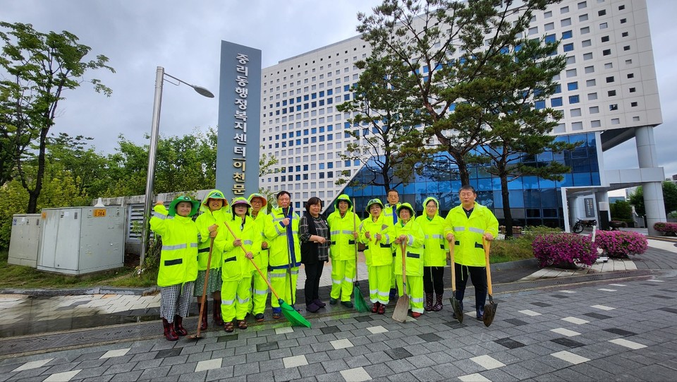 이천시 중리동지역자율방재단이 빗물받이 점검 및 환경정화활동을 실시했다. 사진=이천시