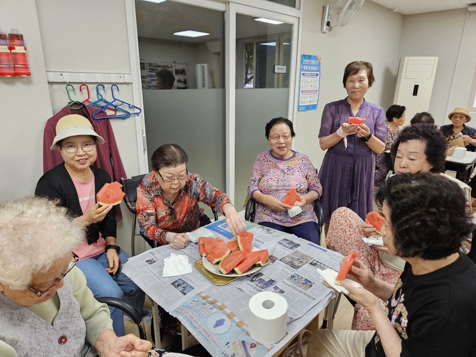 광정동 주민자치회는 지난 9일 '2024년 여름맞이 수박 나눔 행사'로 관내 경로당 8개소를 방문해 총 17개의 수박을 전달했다고 10일 밝혔다. 사진=군포시