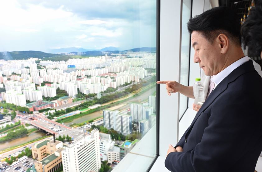 김동근 시장이 의정부역세권 개발을 위해 7월 10일 서울 창동 도시개발사업 대상지를 둘러보고 있다. 사진=의정부시