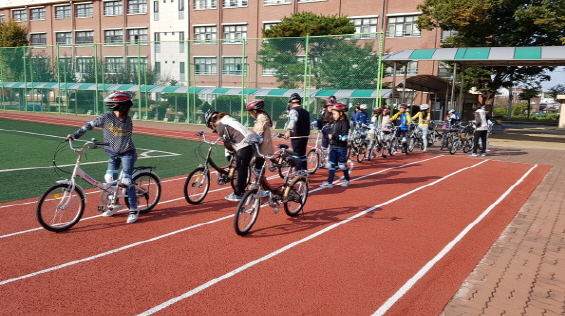 파주시는 초등학생들이 안전하게 자전거를 이용할 수 있도록 ‘2024 찾아가는 어린이 자전거 안전교육’을 시행한다. 사진=파주시