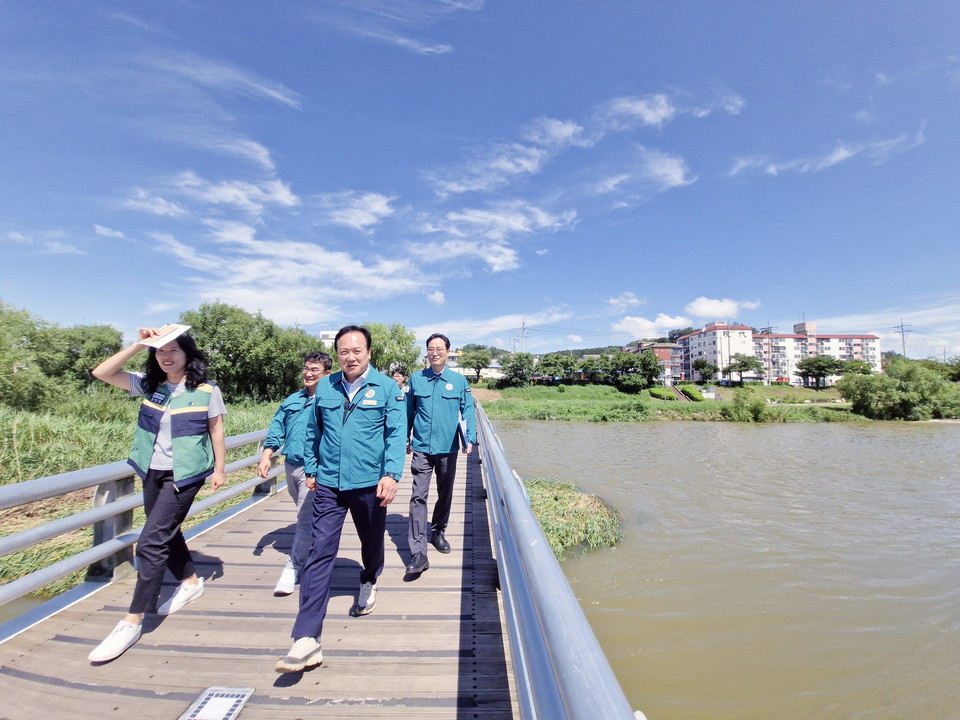 이권재 오산시장이 오산천 일원의 하천시설물을 점검하고 있다. 사진=오산시
