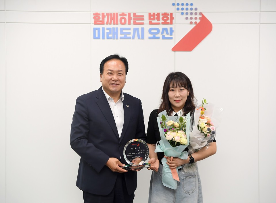 이권재 시장이 최소영 명예시장에게 위촉패를 전달하고 있다. 사진=오산시